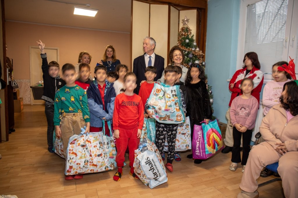 ПРИНЦЕЗА КАТАРИНА И ЛАЈФЛАЈН ЧИКАГО ОБРАДОВАЛИ ДЕЦУ БЕЗ РОДИТЕЉСКОГ СТАРАЊА ПОВОДОМ БОЖИЋА CROWN PRINCESS KATHERINE AND LIFELINE CHICAGO BRING CHRISTMAS JOY TO THOUSANDS OF CHILDREN WITHOUT PARENTAL CARE