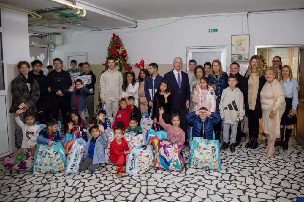 ПРИНЦЕЗА КАТАРИНА И ЛАЈФЛАЈН ЧИКАГО ОБРАДОВАЛИ ДЕЦУ БЕЗ РОДИТЕЉСКОГ СТАРАЊА ПОВОДОМ БОЖИЋА CROWN PRINCESS KATHERINE AND LIFELINE CHICAGO BRING CHRISTMAS JOY TO THOUSANDS OF CHILDREN WITHOUT PARENTAL CARE