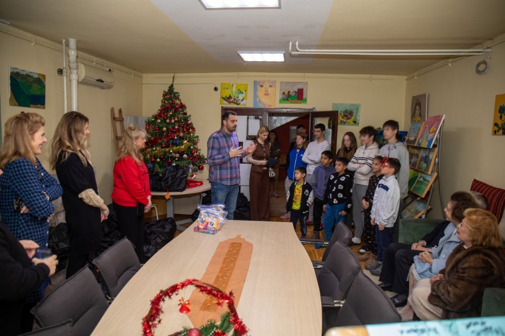 ПРИНЦЕЗА КАТАРИНА И ЛАЈФЛАЈН ЧИКАГО ОБРАДОВАЛИ ДЕЦУ БЕЗ РОДИТЕЉСКОГ СТАРАЊА ПОВОДОМ БОЖИЋА CROWN PRINCESS KATHERINE AND LIFELINE CHICAGO BRING CHRISTMAS JOY TO THOUSANDS OF CHILDREN WITHOUT PARENTAL CARE