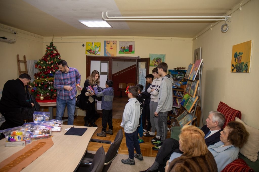 ПРИНЦЕЗА КАТАРИНА И ЛАЈФЛАЈН ЧИКАГО ОБРАДОВАЛИ ДЕЦУ БЕЗ РОДИТЕЉСКОГ СТАРАЊА ПОВОДОМ БОЖИЋА CROWN PRINCESS KATHERINE AND LIFELINE CHICAGO BRING CHRISTMAS JOY TO THOUSANDS OF CHILDREN WITHOUT PARENTAL CARE