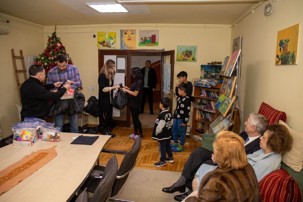 ПРИНЦЕЗА КАТАРИНА И ЛАЈФЛАЈН ЧИКАГО ОБРАДОВАЛИ ДЕЦУ БЕЗ РОДИТЕЉСКОГ СТАРАЊА ПОВОДОМ БОЖИЋА CROWN PRINCESS KATHERINE AND LIFELINE CHICAGO BRING CHRISTMAS JOY TO THOUSANDS OF CHILDREN WITHOUT PARENTAL CARE