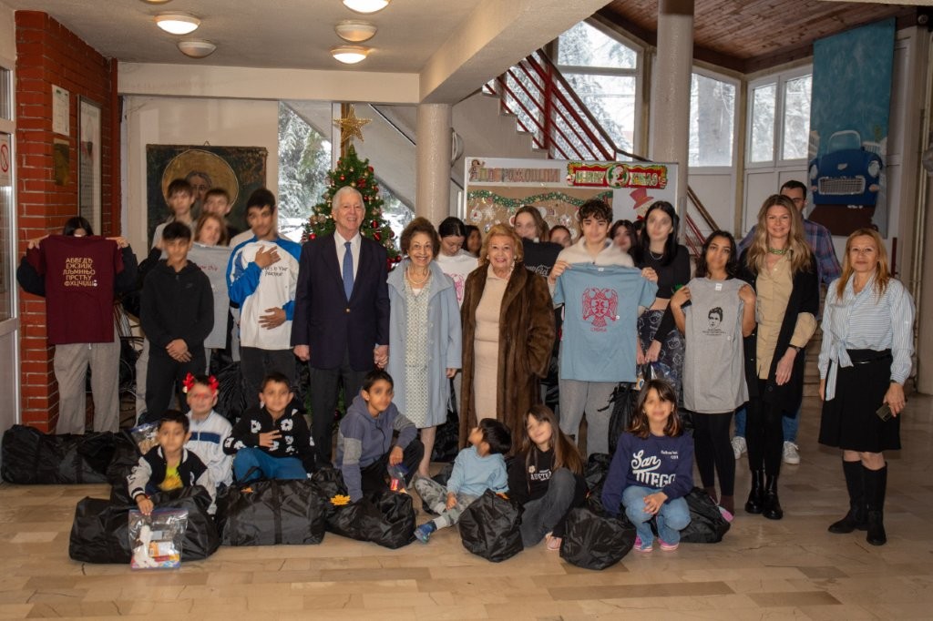 ПРИНЦЕЗА КАТАРИНА И ЛАЈФЛАЈН ЧИКАГО ОБРАДОВАЛИ ДЕЦУ БЕЗ РОДИТЕЉСКОГ СТАРАЊА ПОВОДОМ БОЖИЋА CROWN PRINCESS KATHERINE AND LIFELINE CHICAGO BRING CHRISTMAS JOY TO THOUSANDS OF CHILDREN WITHOUT PARENTAL CARE