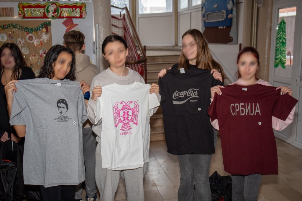 ПРИНЦЕЗА КАТАРИНА И ЛАЈФЛАЈН ЧИКАГО ОБРАДОВАЛИ ДЕЦУ БЕЗ РОДИТЕЉСКОГ СТАРАЊА ПОВОДОМ БОЖИЋА CROWN PRINCESS KATHERINE AND LIFELINE CHICAGO BRING CHRISTMAS JOY TO THOUSANDS OF CHILDREN WITHOUT PARENTAL CARE