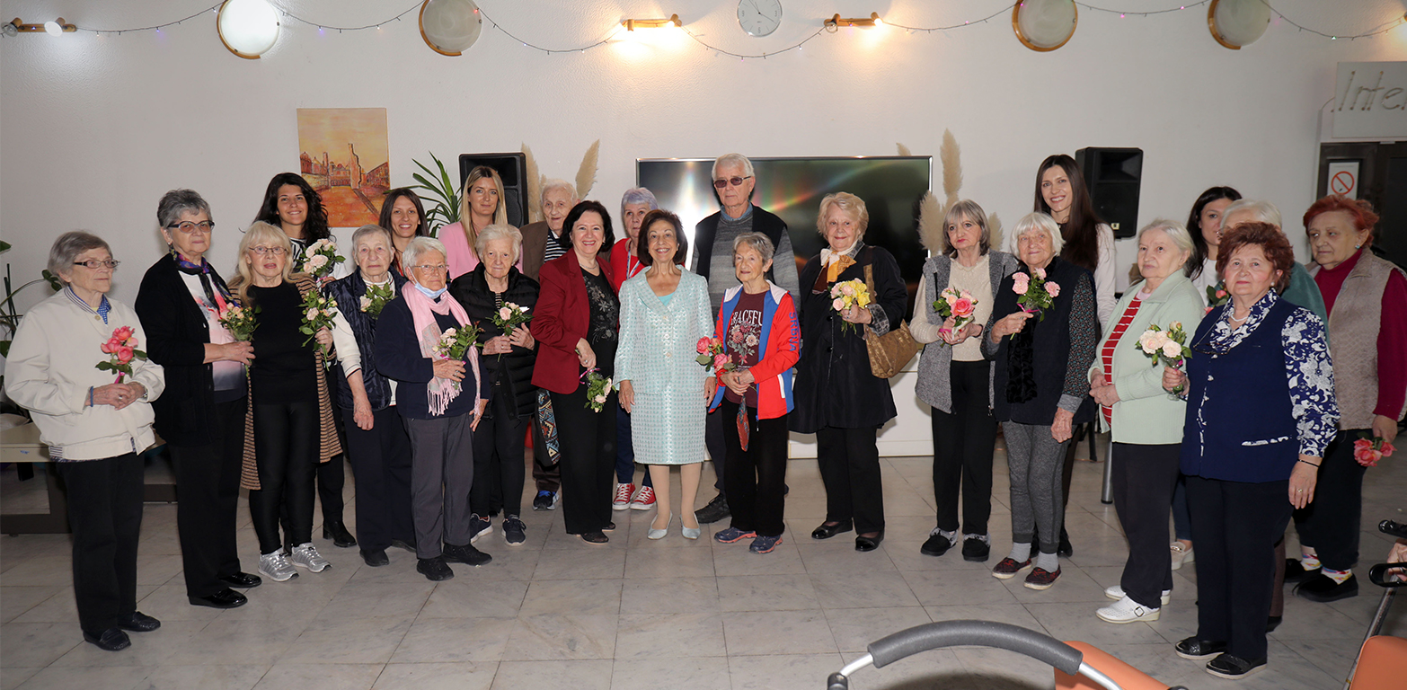 CROWN PRINCESS KATHERINE’S ROYAL GARDEN ROSES FOR ELDERLY LADIES